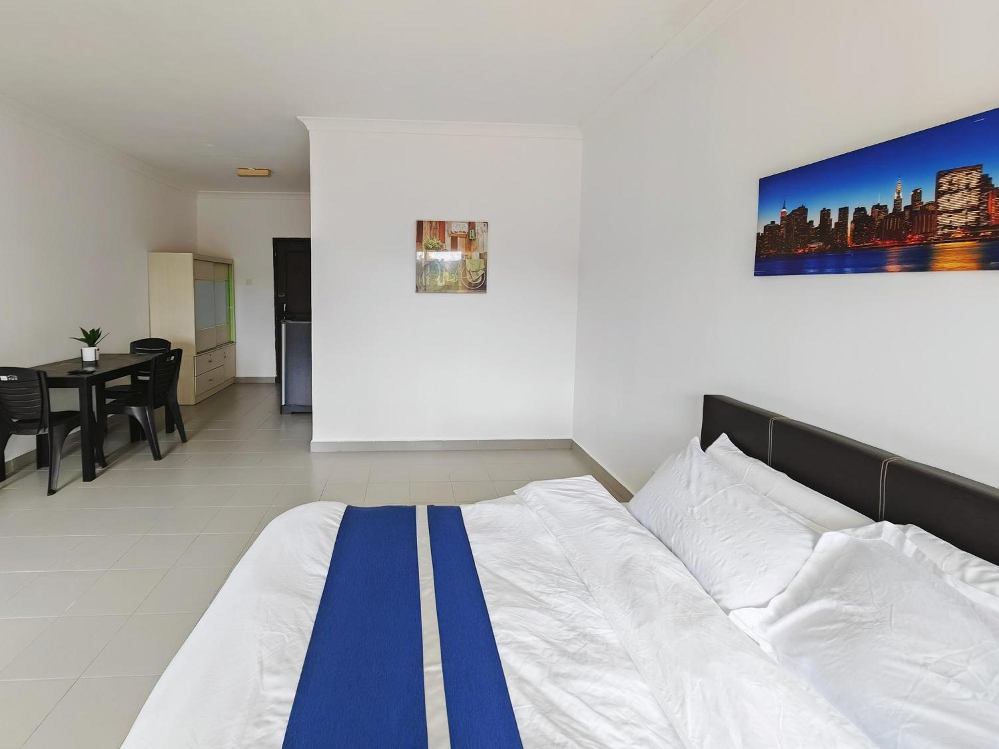 Black Sky Mirror Apartment *