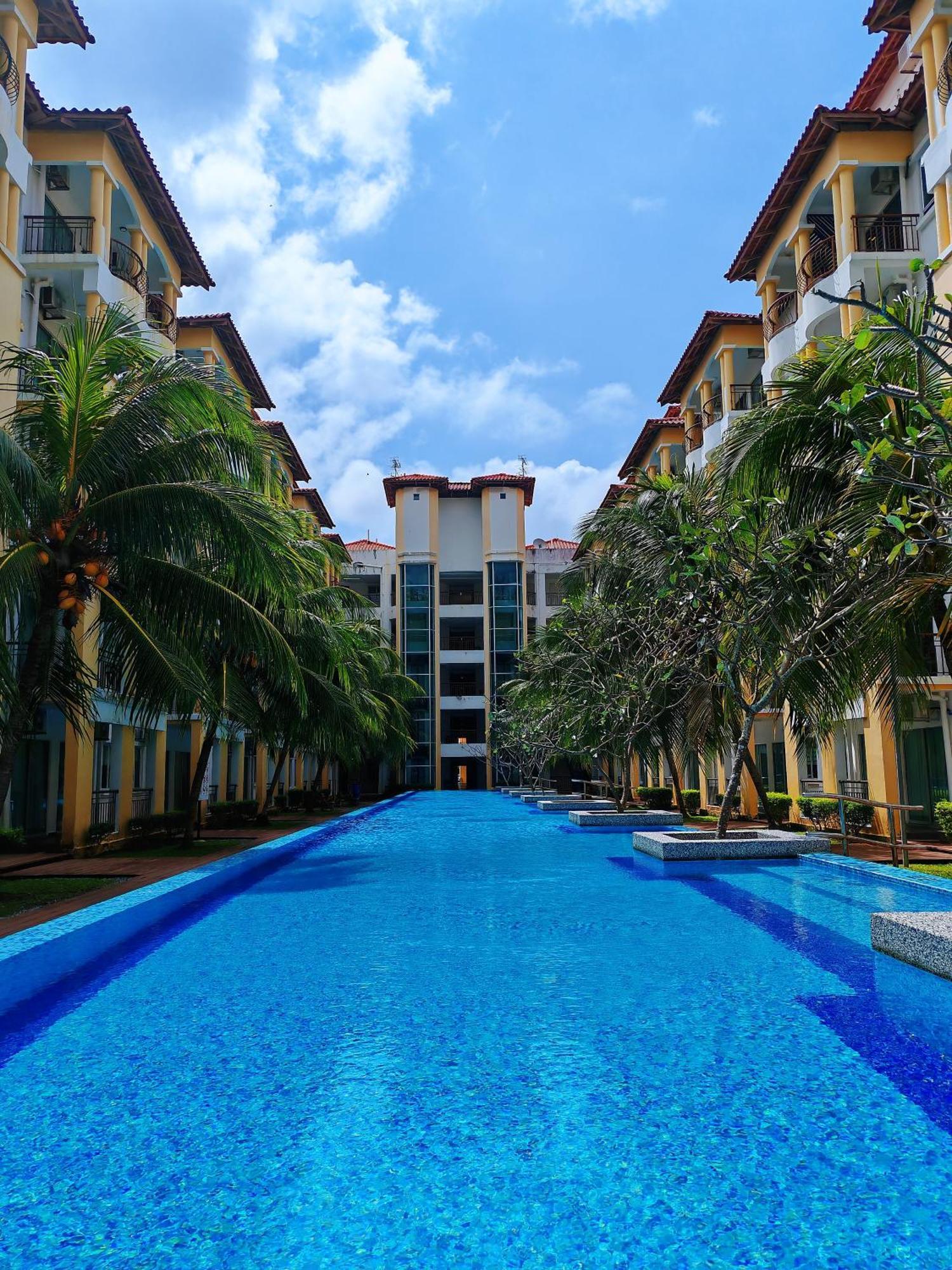 Black Sky Mirror Apartment Desaru