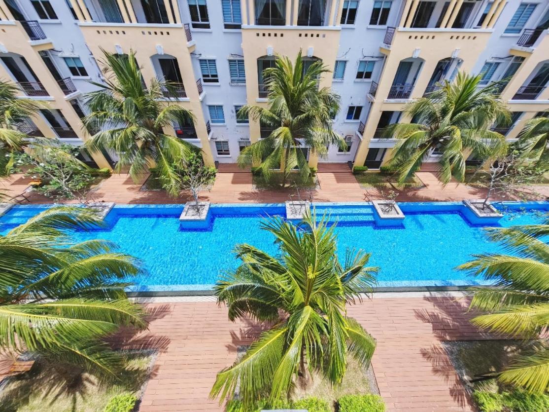 Black Sky Mirror Apartment Desaru