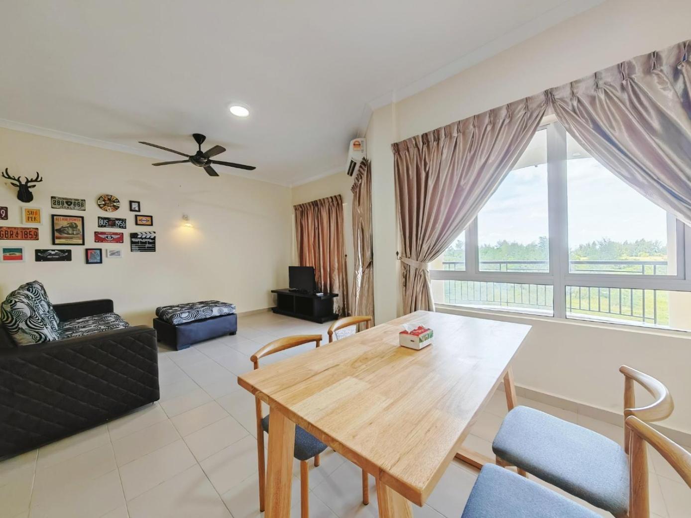 Black Sky Mirror Apartment Desaru
