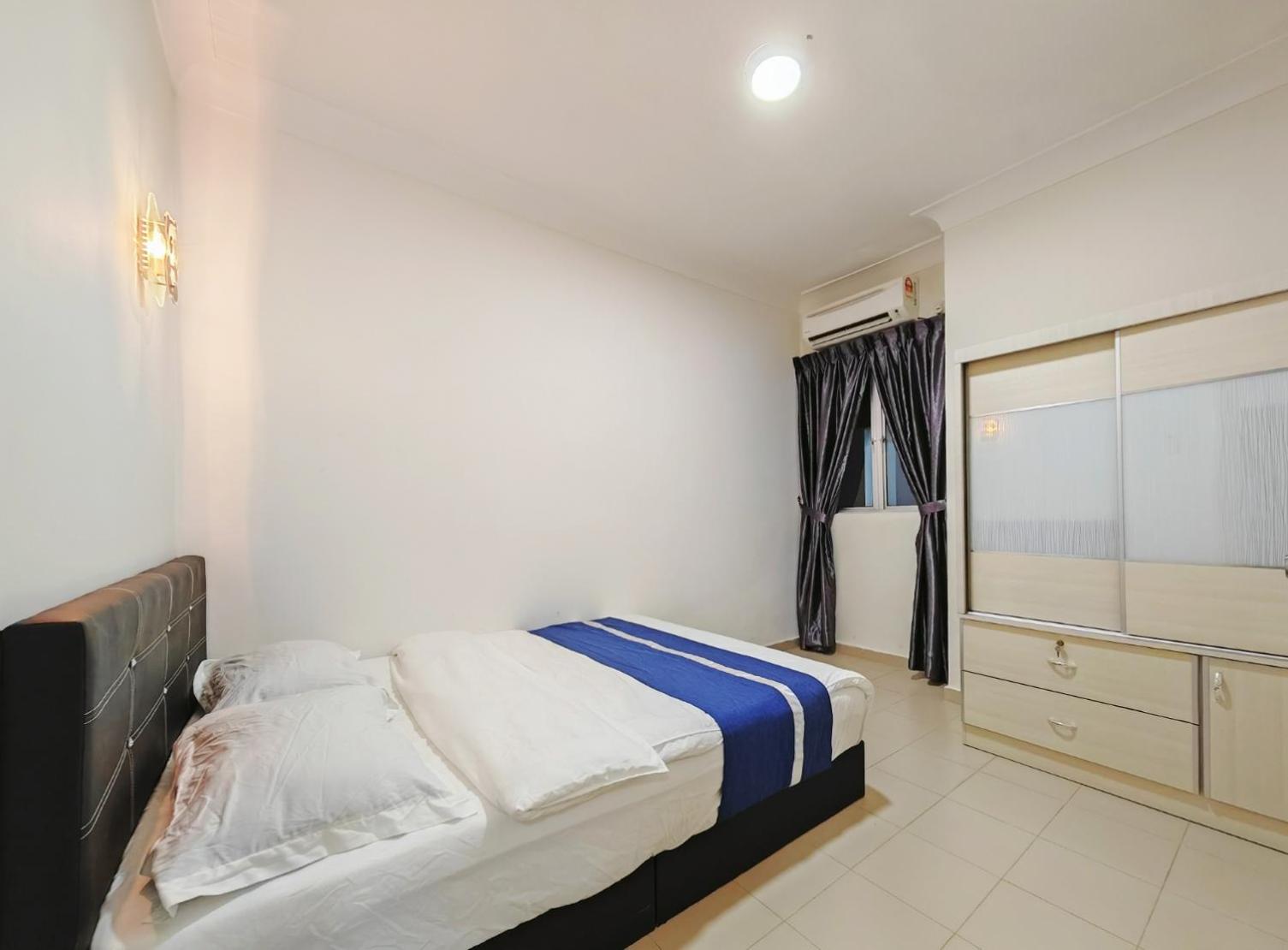 Apartment Black Sky Mirror *